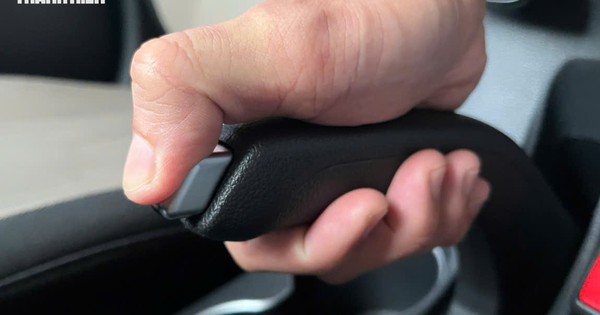 Có cần nhấn nút khi kéo phanh tay ô tô cơ khí không?