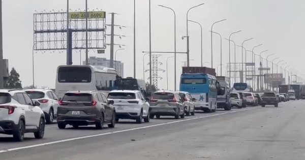 Giỗ tổ Hùng Vương: Cao tốc TP.HCM - Long Thành - Dầu Giây đông nghẹt xe