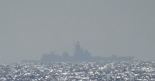 Nga điều tàu chiến hộ tống đội tàu nghi chở vũ khí đi qua eo biển Manche?