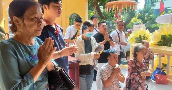 Không chỉ người lớn, gen Z cũng rủ nhau đi dâng hương ngày Giỗ Tổ Hùng Vương