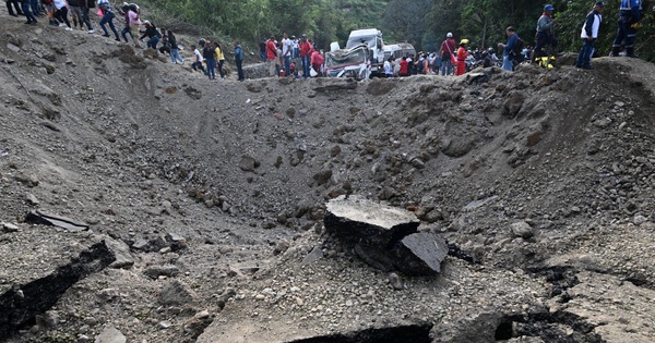 Đường cao tốc ở Colombia bị đánh bom, 14 người chết