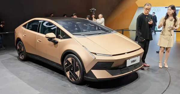 Hyundai trình làng sedan điện dáng lạ, màn hình nội thất 4K cỡ lớn