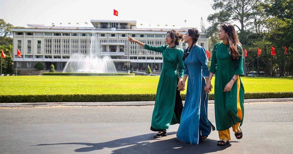 Thành phố đã nở biết bao đóa hoa nghĩa tình