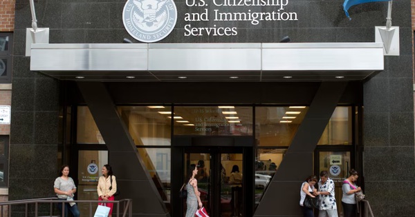 Người xin thẻ xanh Mỹ đối mặt bài kiểm tra chính trị