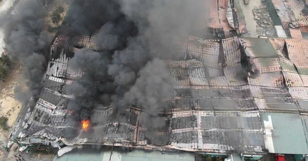 Hiện trường vụ cháy nhà xưởng tại Khu kinh tế Nhơn Hội: Hàng ngàn m² bị thiêu rụi