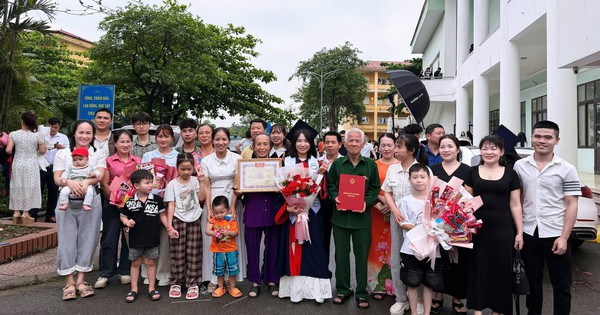 Nữ thủ khoa ‘gây bão mạng’ khi đưa 29 người thân đi dự lễ tốt nghiệp
