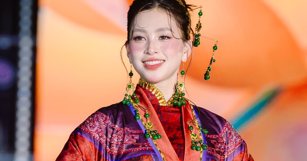 Nhan sắc Hoa hậu Tiểu Vy ở tuổi 26