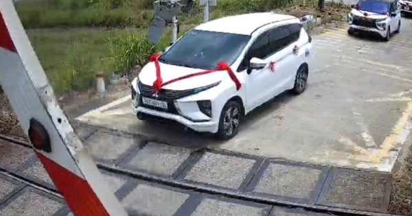‘Liều mình’ vượt đèn đỏ băng qua đường sắt, tài xế xe đám cưới bị phạt nặng