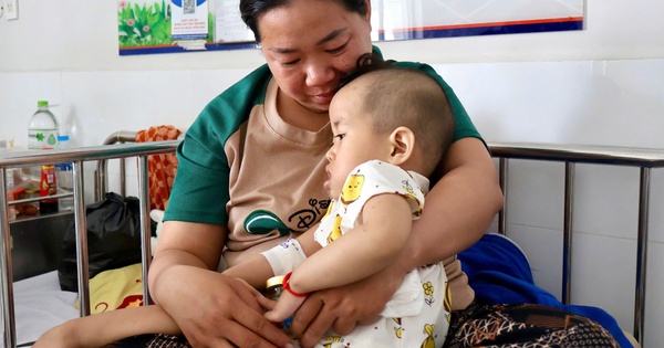 Con muốn sống: Bé 3 tuổi mắc bệnh hiếm, chị đi làm xa phụ cha mẹ cứu em