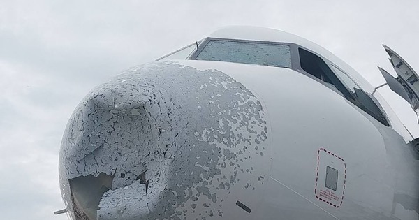 Những bức ảnh đáng sợ khi máy bay gặp mưa đá giữa không trung