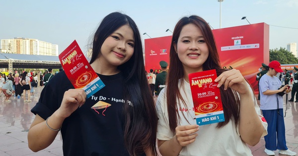 'Âm vang Tổ quốc': Mỹ Đình đông khán giả từ sớm, nhiều người săn vé thành công