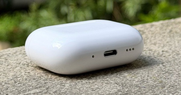 Những lỗ tròn nhỏ dưới đáy hộp sạc AirPods có công dụng gì?