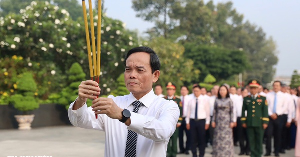 Bí thư Trần Lưu Quang dâng hương tưởng nhớ anh hùng liệt sĩ