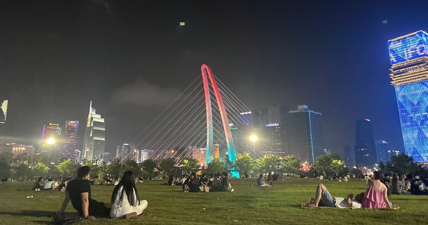 Tại sao 9-10 giờ tối, giới trẻ TP.HCM lại rủ nhau ra công viên?