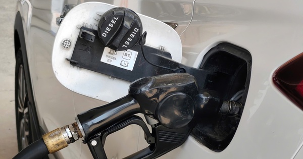 Giá xăng dầu hôm nay 28.4.2026: Xăng trong nước điều chỉnh trước lễ thế nào?