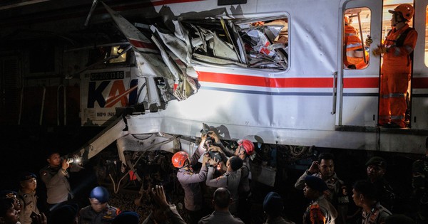 Hai xe lửa đâm nhau gần Jakarta, 7 người chết, nhiều người bị thương