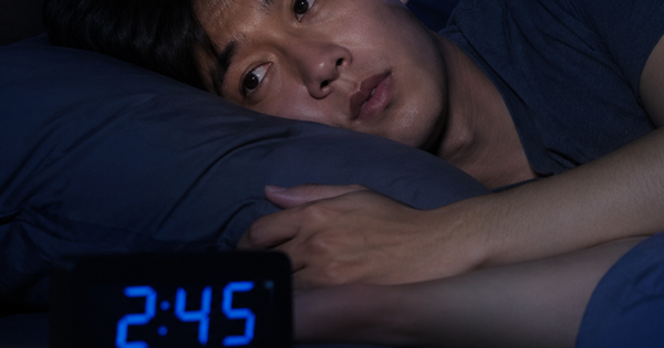 Đang ngủ ngon bỗng tỉnh giấc: 4 nguyên nhân khiến khó ngủ lại
