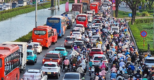 Bến xe Miền Tây 'căng mình' hoạt động dịp lễ 30.4 - 1.5