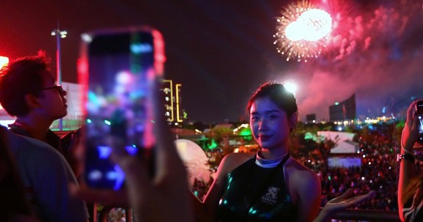 Xem bắn pháo hoa lễ 30.4 ở TP.HCM: Những điểm ngắm đẹp, tránh chen chúc