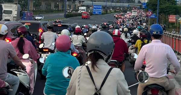 Nhiều người chở hành lý rời TP.HCM, đường sá ken đặc xe trước lễ 30.4 - 1.5