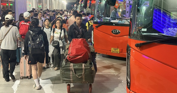 Nghỉ lễ 30.4 - 1.5: Bến xe Miền Đông mới kín chỗ, đông nghẹt đến nửa đêm