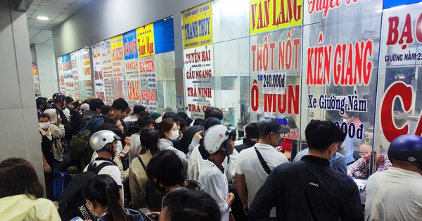 Nghỉ lễ 30.4 - 1.5: Đông đúc tại bến xe Miền tây mua vé về quê