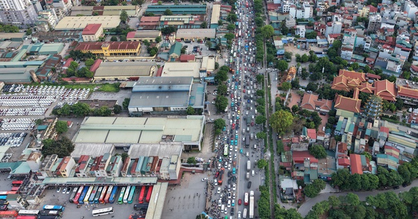 Đường phố kẹt cứng khi người dân ùn ùn rời Hà Nội nghỉ lễ 30.4 - 1.5.