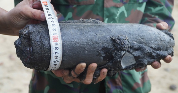 Phát hiện nhiều đạn pháo, súng ống khi trục vớt xác xe tăng ỏ biển Quy Nhơn