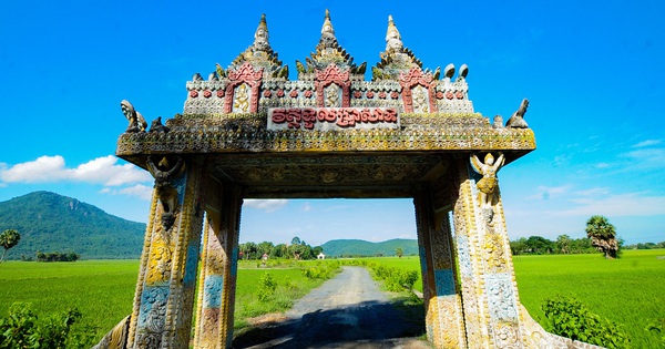 'Cổng trời' giữa cánh đồng lúa ở ngôi chùa Khmer vùng Bảy Núi