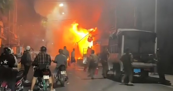 Đồng Tháp: Cháy vựa phế liệu trong đêm, 2 nhà dân bị ảnh hưởng