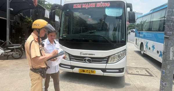 CSGT TP.HCM xử lý nhiều xe khách đón trả sai quy định dịp lễ