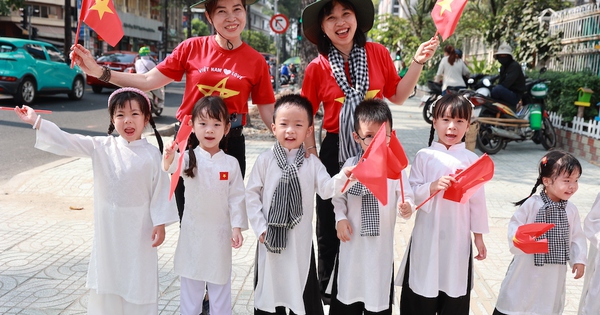 Rực rỡ cờ hoa mừng ngày 30.4, kỷ niệm 51 năm đất nước thống nhất