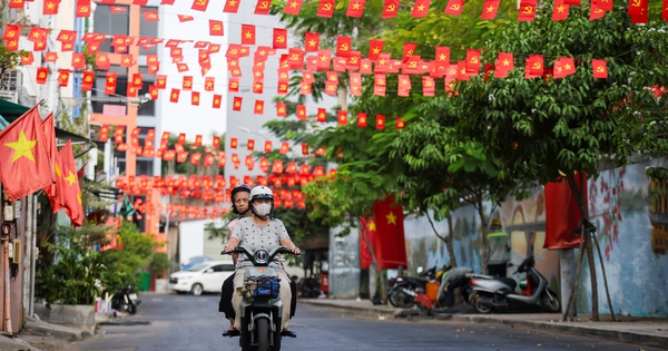 Đường phố TP.HCM rực sắc cờ hoa ngày đầu kỳ nghỉ lễ 30.4 - 1.5