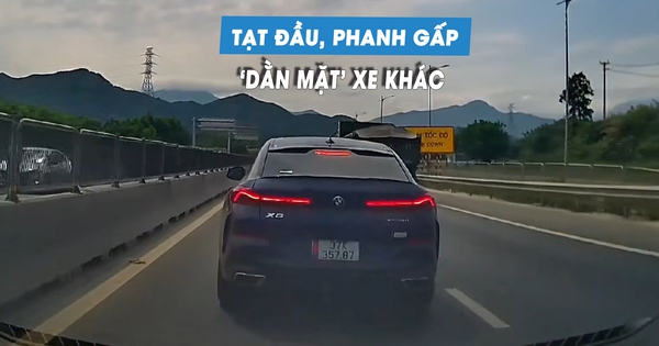 Cay cú vì không thể vượt, ô tô tạt đầu phanh gấp 'dằn mặt' xe khác