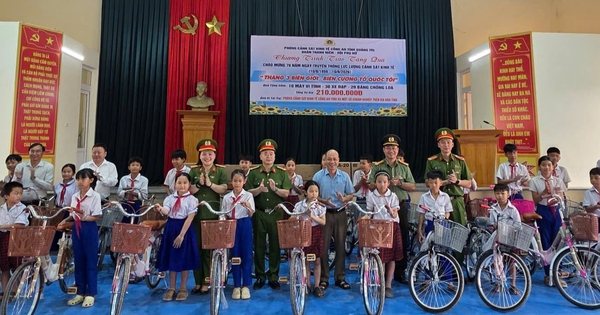 Trao tặng xe đạp, máy tính cho học sinh vùng biên giới Quảng Trị