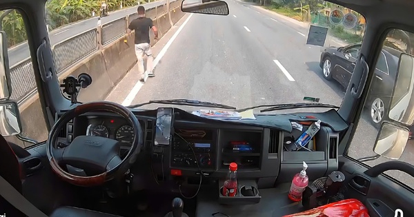 Tài xế lao qua dải phân cách cứu em bé: ‘Tình huống đó ai cũng làm vậy thôi’