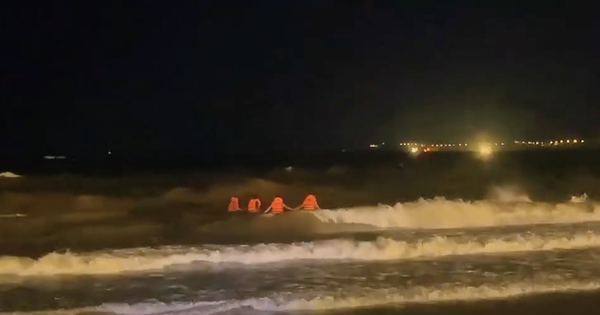 Tìm kiếm nam sinh mất tích tại bãi biển Quy Nhơn