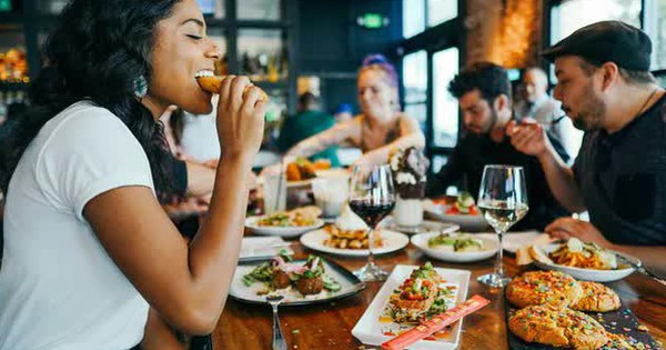 Xu hướng 'bữa ăn không điện thoại' lan rộng tại Mỹ, khôi phục tương tác thực