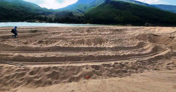 Cát sông Thu Bồn bị 'rút ruột' giữa đêm