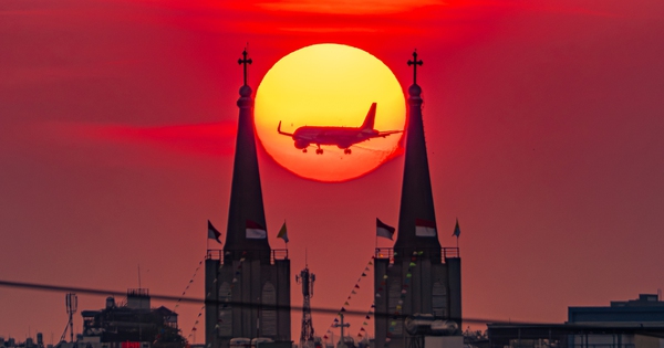 Khoảnh khắc mặt trời trứng muối 'nuốt trọn' máy bay: Nhiếp ảnh gia chờ suốt 7 ngày