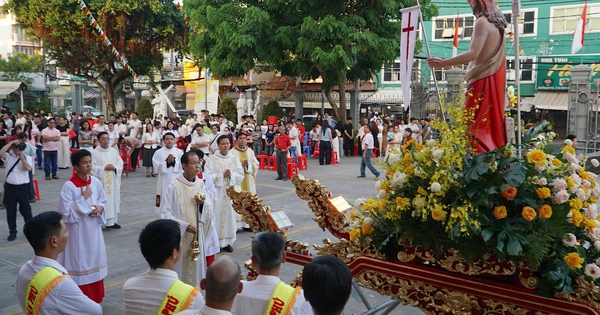 Hàng ngàn giáo dân ở TP.HCM trang nghiêm trong đại lễ Phục sinh