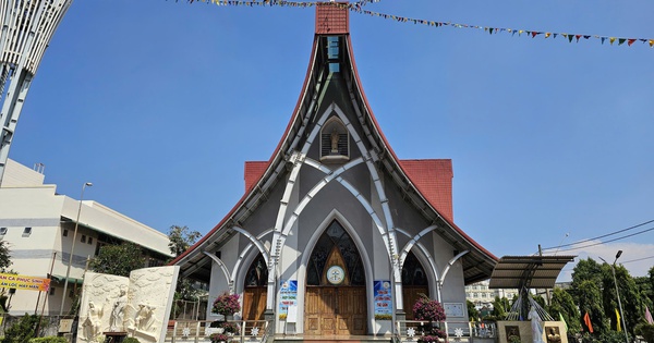 Nhà thờ Dũng Lạc - giao thoa giữa kiến trúc châu Âu và nhà rông Tây nguyên