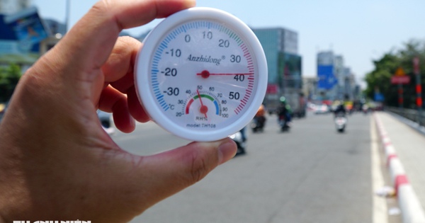 Nhiệt độ TP.HCM giữa trưa gay gắt, mặt đường hầm hập: Người dân tìm cách trốn nóng