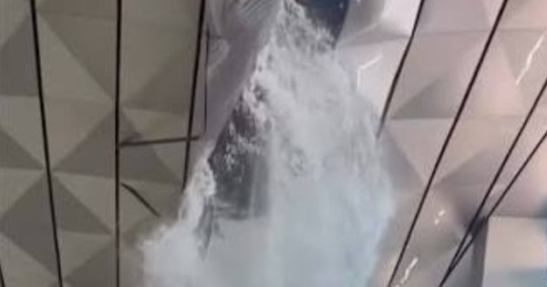 Sập trần nhà ga sân bay lớn hàng đầu Đông Nam Á, nước chảy như thác