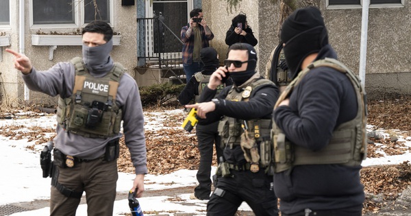 Đặc vụ ICE bắn một người đàn ông