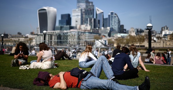Nắng nóng sớm bất thường sau hàng chục năm tại Anh, Pháp