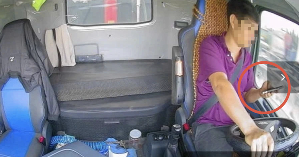 Chỉ vài giây dùng điện thoại khi lái xe, tài xế bị phạt 5 triệu đồng