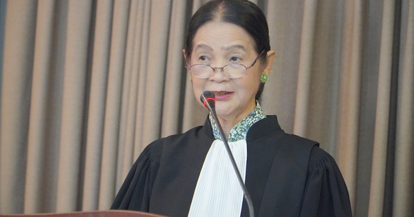 Luật sư hào hứng với cái ‘lưỡi thẳng’ của mình trên áo choàng mới