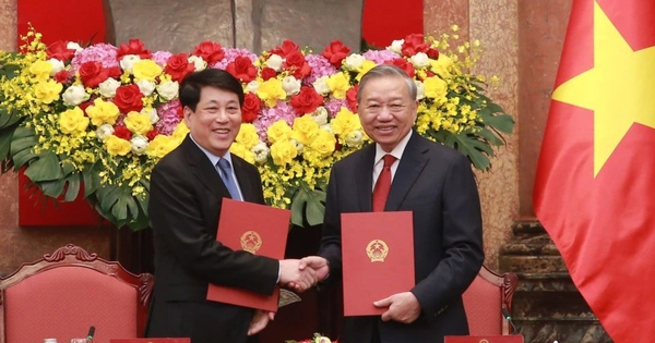 Bàn giao công tác giữa Tổng Bí thư, Chủ tịch nước Tô Lâm và nguyên Chủ tịch nước Lương Cường