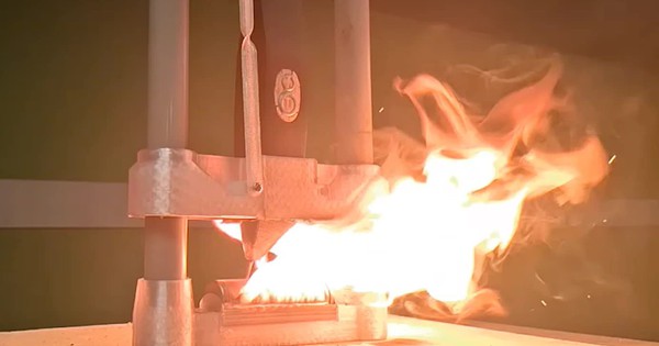 Thí nghiệm chứng minh nước không dập tắt được lửa pin lithium